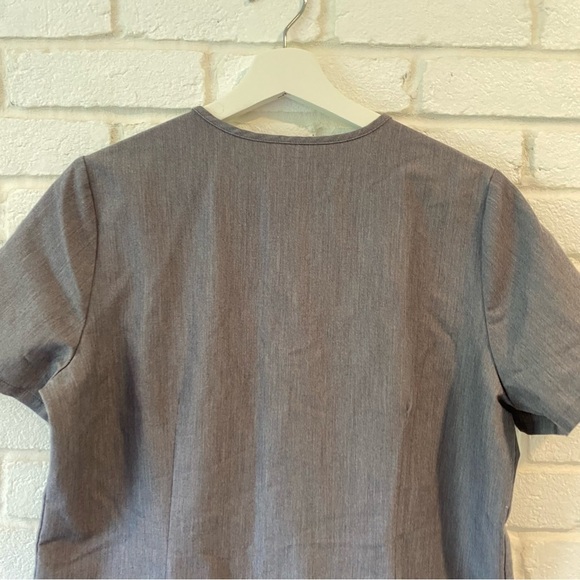 FIGS Women's Graphite Gray CASMA V-neck Front Pockets Scrub Top Size Medium - Picture 6 of 8